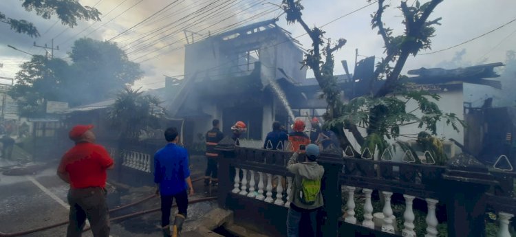 Rumah petugas KPPS terbakar di Jalan Sapta Marga ludes terbakar Rabu (14/2/2024) sekitar pukul 15.00 WIB. (Fauzi/RMOLSumsel.id)