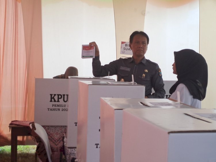 Pj Bupati OKI Asmar Wijaya saat mencoblos di TPS 9 di Kelurahan Sukadana, Kayuagung. (ist/rmolsumsel.id)