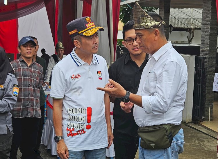 Pj Wali Kota Palembang, Ratu Dewa berbincang dengan Ketua Rt 02, Indra Bangsawan saat meninjau pelaksanaan Pemilu di TPS 27, Kelurahan Siring Agung. (ist/rmolsumsel.id)