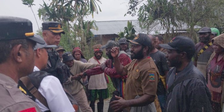 Akibat kesalahpahaman, dua personel Polres Dogiyai yang bertugas mengamankan Tempat Pemungutan Suara (TPS) diserang oleh sekelompok warga pada Rabu (14/2)./Ist