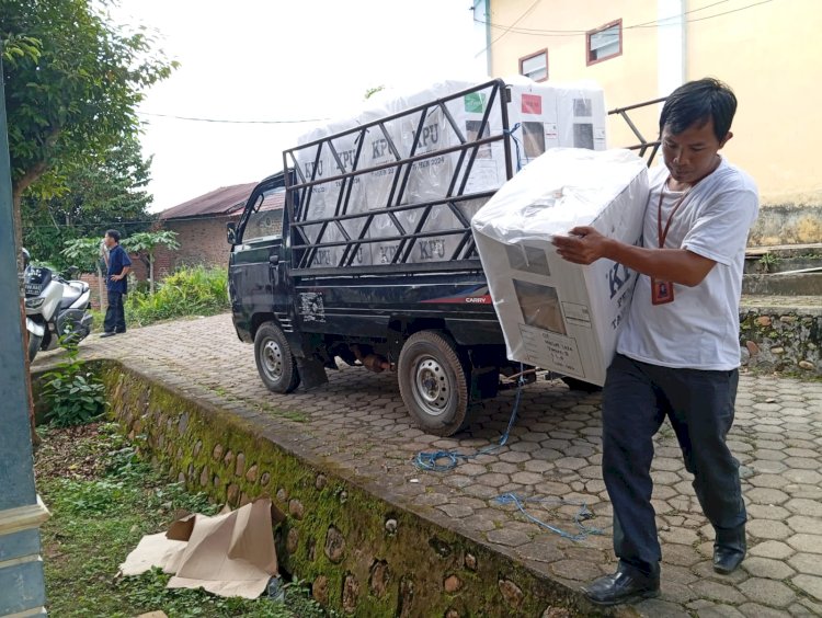 Pergeseran logistik Pemilu ke PPK di Kota Lubuklinggau.(Dokumentasi KPU Lubuklinggau)