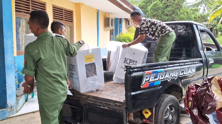 Petugas Linmas sedang mengangkut kotak suara yang selesai di hitung di Lubuklnggau. (dokumentasi Polisi)