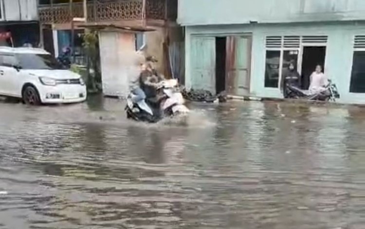 Banjir yang menggenangi  jalan protokol Tebat Giri Indah di Pagar Alam Selatan.  (ist/rmolsumsel.id)