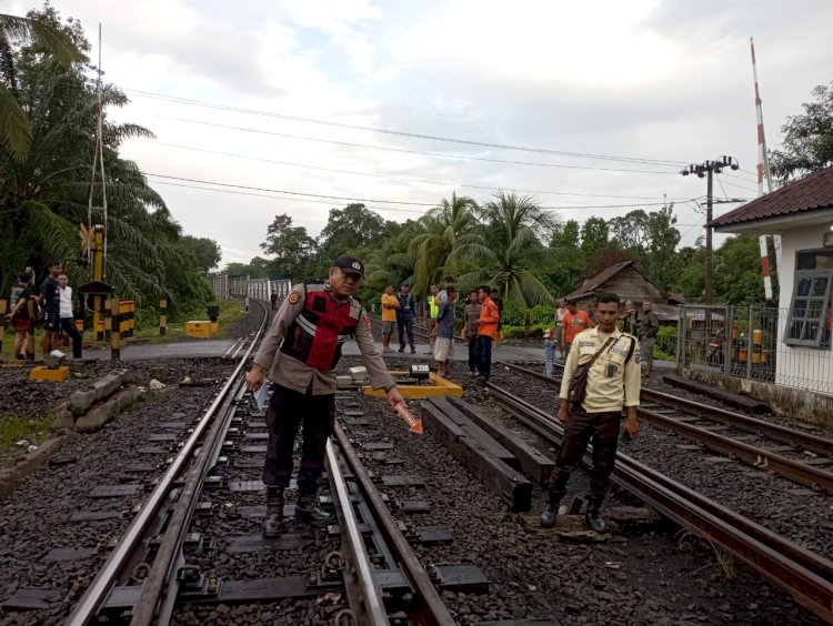 Polisi saat melakukan olah TKP di lokasi kecelakaan. (ist/rmolsumsel.id)