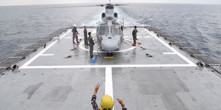 Helikopter Panther HS-1303 di geladak KRI Sultan Iskandar Muda-367 (KRI SIM-367) bersiap ikuti Latihan Bersama (Latma) Multilateral Naval Exercise MILAN 2024 di India/Ist