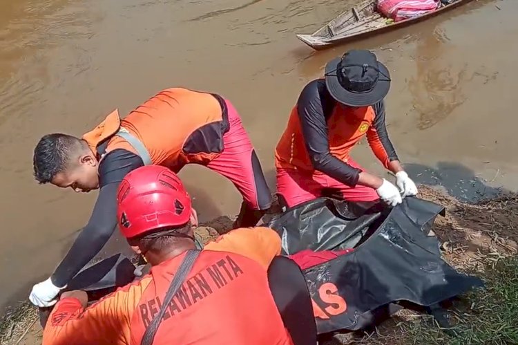 Evakuasi korban tenggelam di Sungai KOmering, Kabupaten Ogan Komering Ilir (OKI), Sumatera Selatan. (Dokumentasi Basarnas)