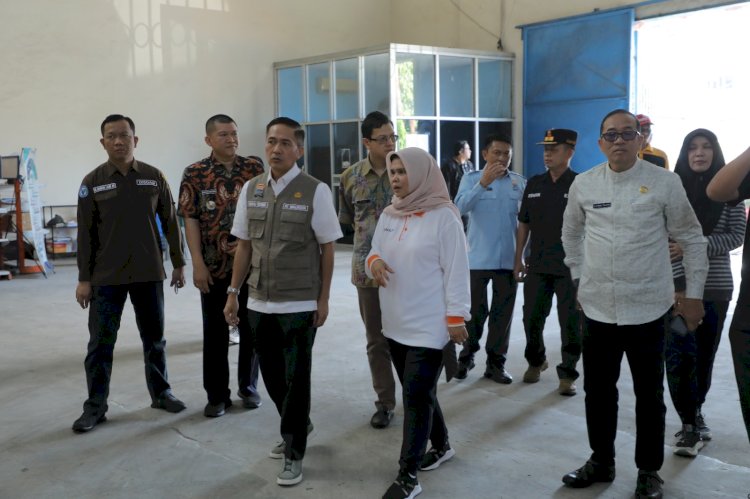 Pj Wali Kota Palembang, Ratu Dewa saat berkunjung ke gudang Perum Bulog. (ist/rmolsumsel.id)