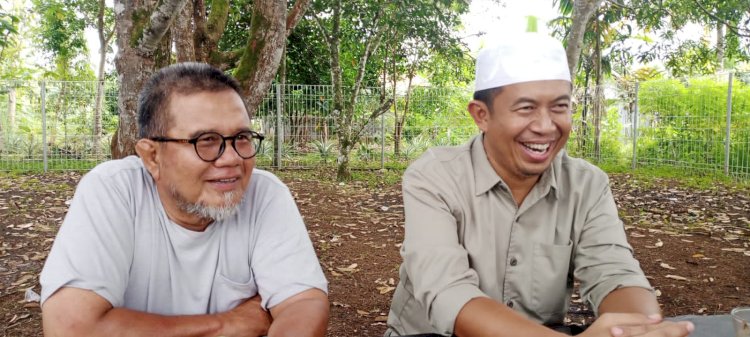 Ketua DPD Partai Golkar Lubuklinggau, Rodi Wijaya (kanan) didampingi Sekretaris saat diwawancarai wartawan. (ist/rmolsumsel.id)