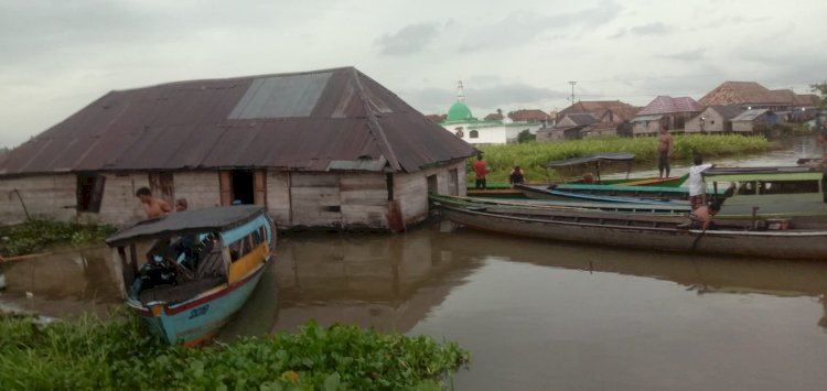 Rumah rakit hanyut usai dihantam eceng gondok. (ist/rmolsumsel.id)