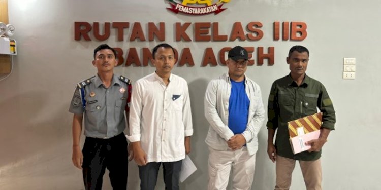 Zaini Yusuf saat dieksekusi ke Rutan Kelas II B Banda Aceh (kedua dari kanan)/RMOLAceh