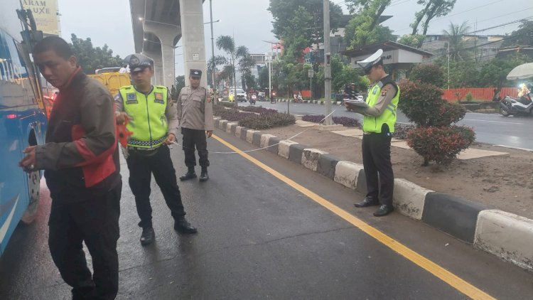 : Anggota Satlantas Polrestabes Palembang melakukan olah TKP kecelakaan lalu lintas di Jalan Kol H Burlian Palembang. (Fauzi/RMOLSumsel.id)