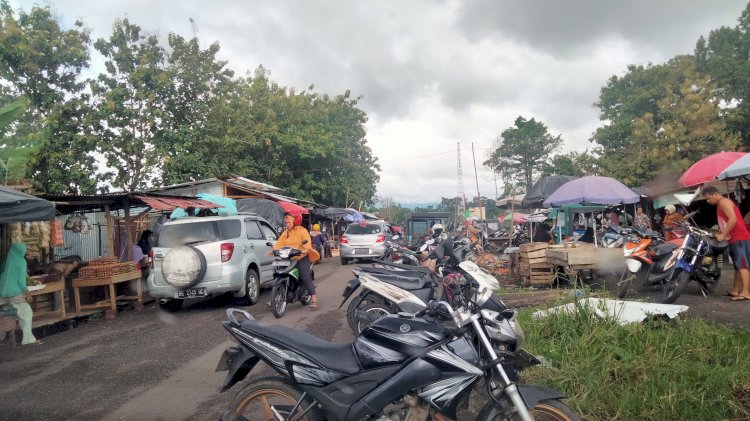 Kawasan Pasar Pulo Masih terlihat semerawut padahal sudah sering ditertibkan oleh petugas gabungan dari Disperindag, Pol-PP dan lainnya. (Salim/RMOLSumsel.id)