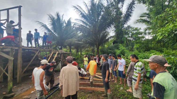 Warga gotong royong membongkar rumah Pihan. (Handout)