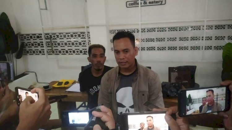 Kordinator LSM Kofasus Iwan saat memberikan keterangan pers. (Denny Pratama/RMOLSumsel.id)