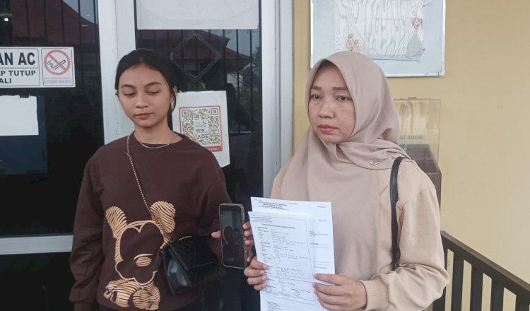  Asni Suryati saat diwawancarai awak media usai membuat laporan polisi. (Denny Pratama/RMOLSumsel.id)