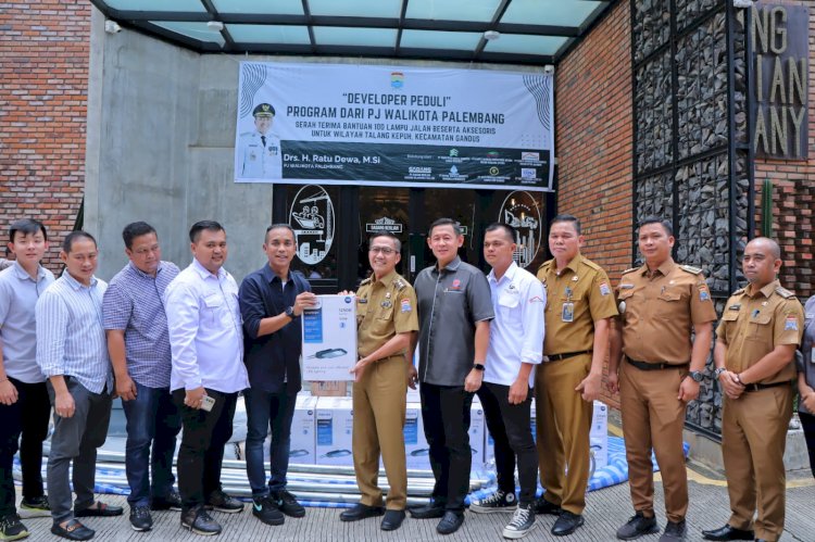 Pemberian bantuan 100 unit Lampu Penerangan Jalan  secara simbolik oleh Owner Gadang Berlian Company, Dimas Rifano kepada Pj Wali Kota Palembang, Ratu Dewa. (ist/rmolsumsel.id)