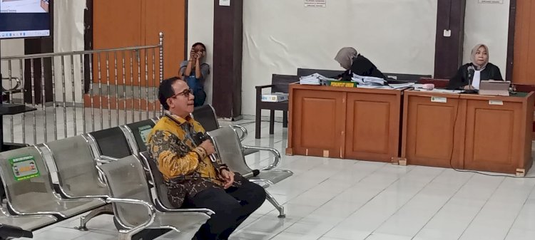 Direktur PT Bukit Asam Tbk (PTBA) Arsal Ismail saat dihadirkan pada sidang dugaan kasus korupsi dalam proses akuisisi saham PT Satria Bahana Sarana (SBS) oleh PTBA. (ist/rmolsumsel.id)