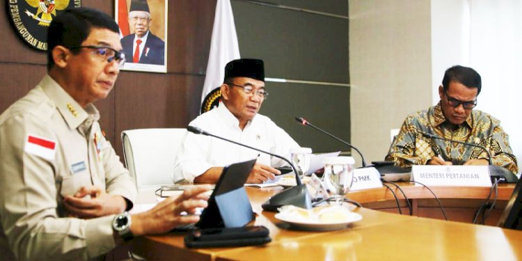 Menko PMK, Muhadjir Effendy (tengah), bersama Menteri Pertanian, Andi Amran Sulaiman (kanan)/Ist