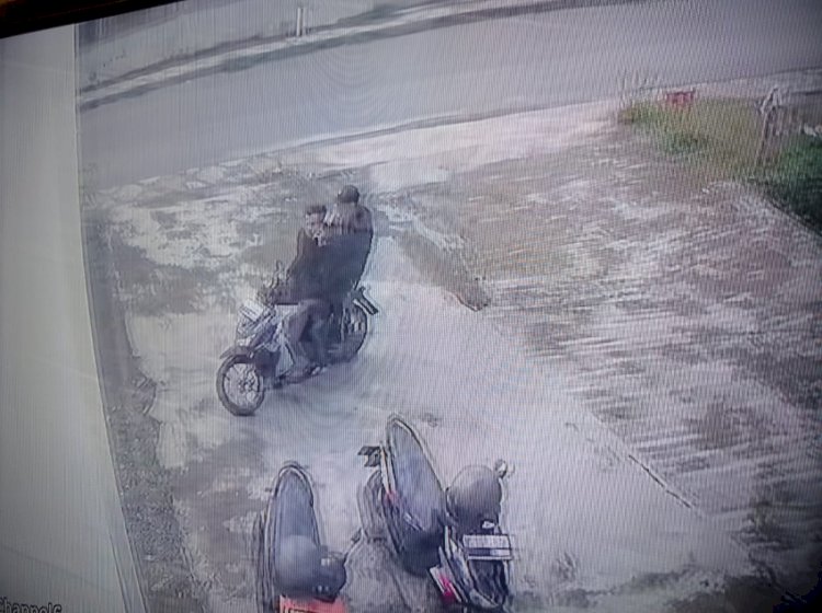 Pelaku pencuri sepeda motor yang aksinya terekam kamera CCTV masjid.(Tangkapan Layar Rekaman CCTV)