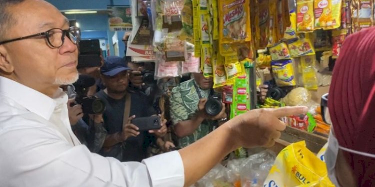 Menteri Perdagangan RI, Zulkifli Hasan saat mendatangi sejumlah pedagang beras di Pasar Bulu Baru, Semarang, Jawa Tengah, pada 20 Februari 2024/RMOL