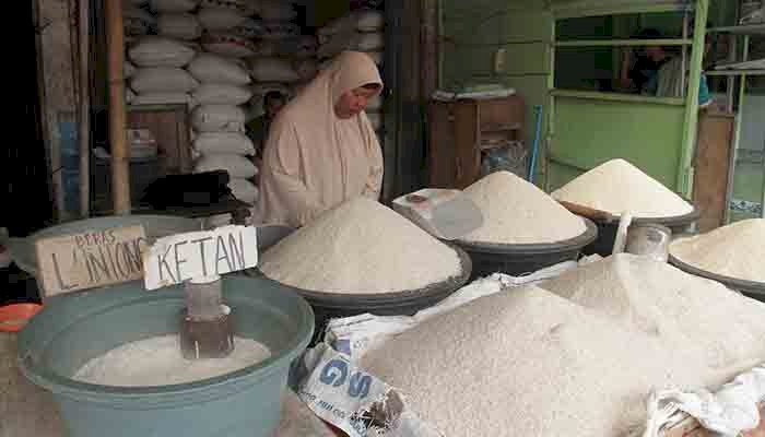 harga beras di Pasar Pulo Mas masih mengalami kenaikan. (Salim/RMOLSumsel.id)