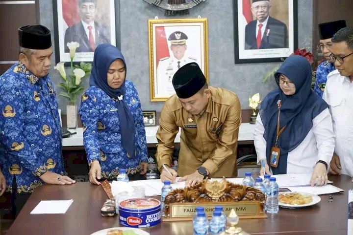 Pj Bupati didampingi Pj Sekda dan Plt Direktur Perumda Tirta Seguring Betung saat menandatangani serah terima aset dari Dirjen Cipta Karya Kementrian PUPR. (Dokumentasi Pemkab Empat Lawang)