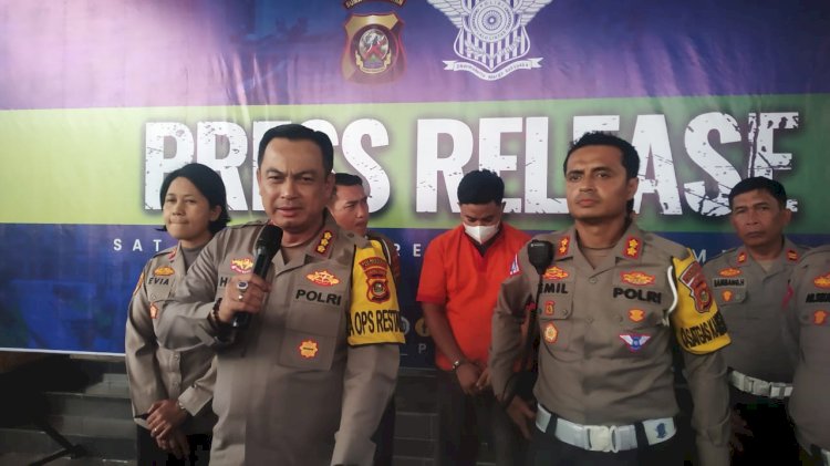 Pelaku Dwiki Arif Samriano tertunduk lesu saat dihadirkan dalam press release. (ist/rmolsumsel.id)