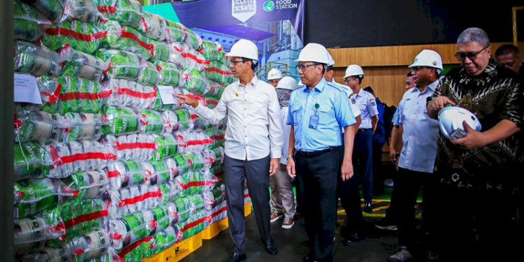 Penjabat Gubernur DKI Jakarta, Heru Budi Hartono, meninjau stok beras yang hendak dikirim ke retail modern/Ist