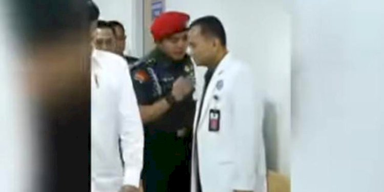 Tangkapan layar saat ajudan Menhan Prabowo Subianto, Mayor Teddy Indra Wijaya, menegur dokter Gunawan Rusuldi yang berpangkat Kolonel (CKM) saat peresmian Rumah Sakit Pusat Pertahanan Negara (RSPPN) Panglima Besar Soedirman di Pesanggrahan, Jakarta Selatan, pada Senin (19/2)/Repro.