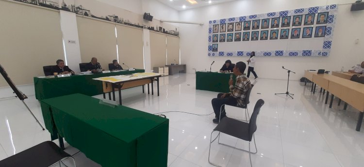 Masinis jaga Tugboat Paiton memberikan kesaksian dihadapan ketua sidang Mahkamah Pelayaran. (Fauzi/RMOLSumsel.id)