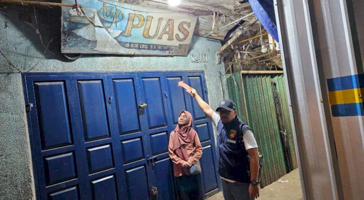 Korban bersama polisi kstika mengecek cctv di lokasi kejadian. (Denny Pratama/RMOLSumsel.id)