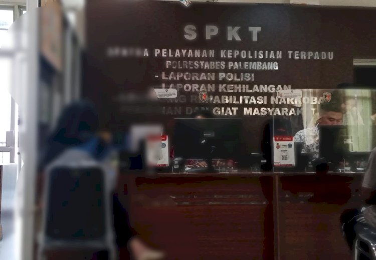 Korban R ketika membuat laporan polisi.(Denny Pratama/RMOLSumsel.id)