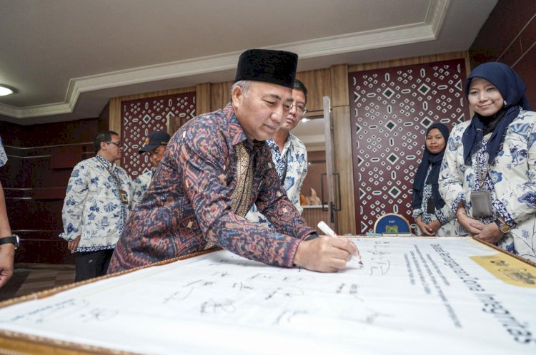 Pj Bupati Muba Apriyadi Mahmud menandatangani komitmen pelaporan pajak tahunan. (ist/rmolsumsel.id) 