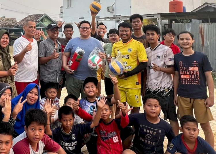 Caleg DPRD Kota Palembang dapil II Partai Golkar M Deni Hegar foto bersama masyarakat. (ist/rmolsumsel.id)