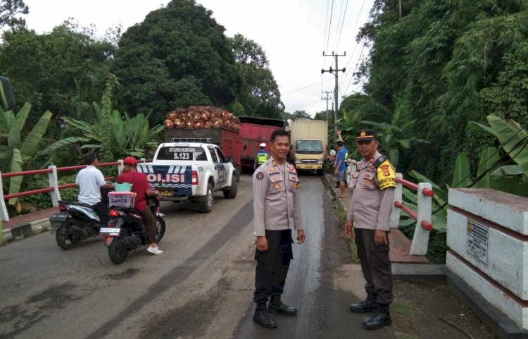 Kendaraan menumpuk dan sempat terjadi kemacetan di jalan Desa Suro, Kecamatan Muara Beliti, Kabupaten Musi Rawas. (ist/rmolsumsel.id)