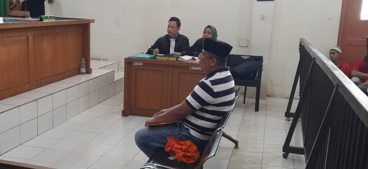  Ipda Vulton Matheos saat duduk dikursi pesakitan Pengadilan Negeri Kelas I Palembang menghadapi tuntutan JPU. (ist/rmolsumsel.id)