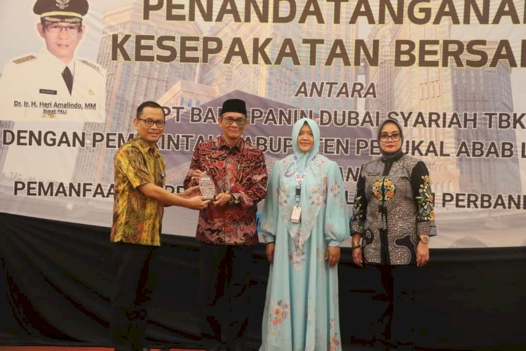 Bupati PALI Heri Amalindo foto bersama jajaran Bank Panin Dubai Syariah Cabang Palembang usai penandatanganan MoU. (ist/rmolsumsel.id)