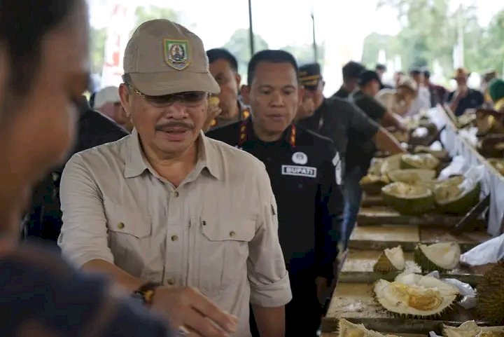 Pj bupati saat menghadiri undangan Festival Durian di Kabupaten Rejang Lebong. (ist/rmolsumsel.id)