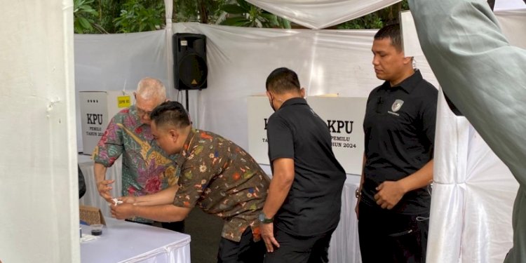 Wakil Presiden (Wapres) ke-6 RI, Jenderal TNI (Purn) Try Sutrisno  mengikuti pemungutan suara ulang (PSU) di TPS 043, Menteng, Jakarta Pusat/Ist