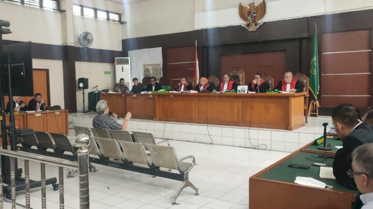 Salah seorang saksi memberikan keterangan dalam sidang dugaan kasus korupsi akuisisi kontraktor tambang batu bara PT Satria Bahana Sarana (SBS) oleh anak perusahaan PT Bukit Asam Tbk (PTBA) yaitu PT Bukit Multi Investama (BMI), di Pengadilan Negeri Palembang. (ist/rmolsumsel.id)