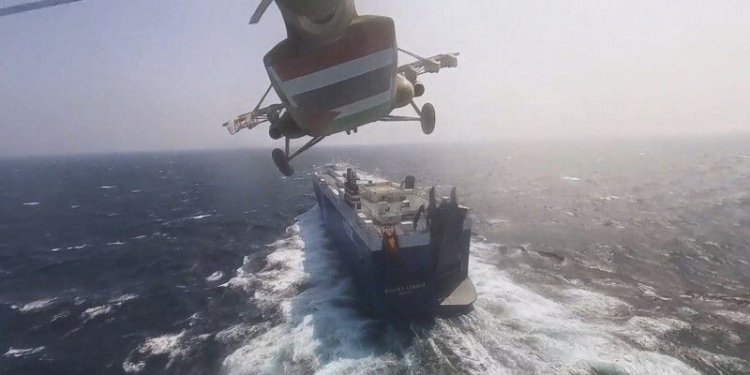Gambar yang dirilis Houthi saat helikopternya mendekati kapal kargo yang diduga berafiliasi dengan Israel di Laut Merah bulan lalu/Net