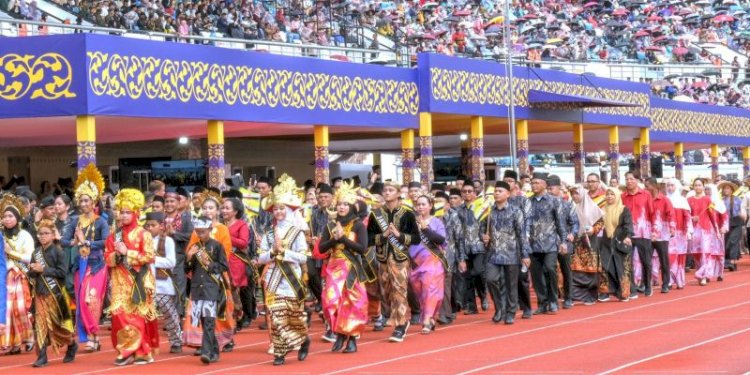 Baju adat daerah Indonesia memeriahkan parade peringatan Hari Kebangsaan ke-40 Negara Brunei Darussalam/Ist