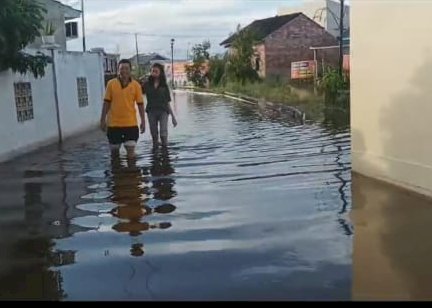 Banjir menyerang salah satu pemukiman di Kota Palembang. (ist/rmolsumsel.id)