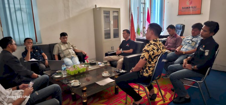 Ketua dan Komisioner Bawaslu bersama tim Gakkumdu rapat menindaklanjuti laporan yang masuk. (ist/rmolsumsel.id)