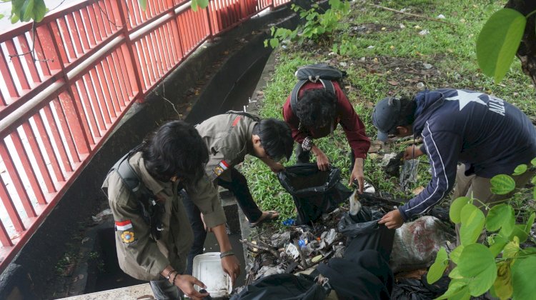 Sejumlah aktivis lingkungan dari berbagai organisasi melakukan bersih sampah untuk memperingati Hari Peduli Sampah Nasional. (ist/rmolsumsel.id)