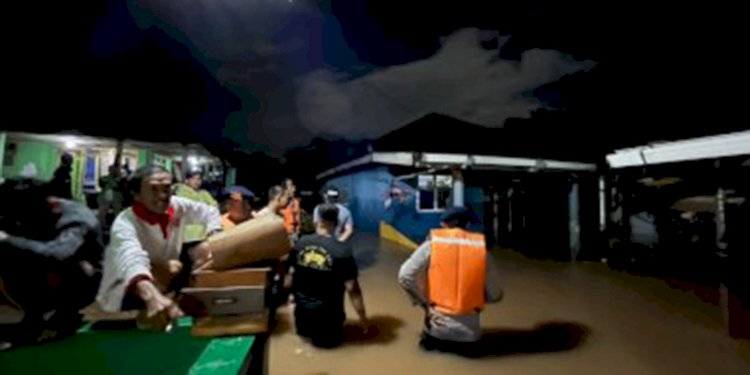 Proses evakuasi warga terdampak banjir di Bandar Lampung/Istimewa