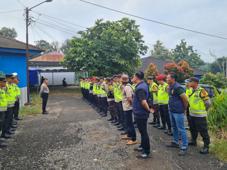 Personel Polres Muara Enim lakukan apel persiapan pengamanan di Kantor PPK Lawang Kidul, Muara Enim (dok. humas Polres Muara Enim)