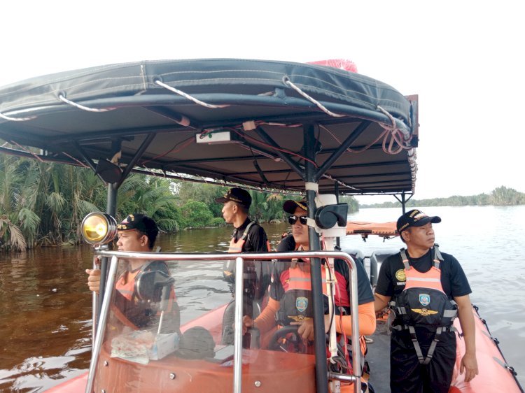 Tim SAR gabungan saat melakukan pencarian Anto (35) yang hilang di perairan Banyuasin setelah perahu getek yang ia kemudikan terbalik. (Dok. Basarnas Palembang)