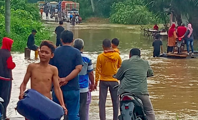 Kondisi banjir di jalur alternatif PALI-Musi Rawas. (Handout)