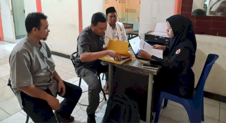Ketua DPD PKS OKU Timur Supriono dìdampingi saksi Suranto Eko Widodo saat memasukan berkas laporan pengaduan ke Bawaslu OKU Timur, Senin (26/2).(Handout)